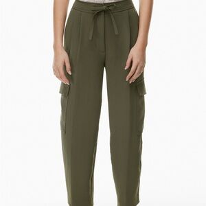 Aritzia Wilfred Shift Cargo Pant
Relaxed barrel-leg crepe cargo pants